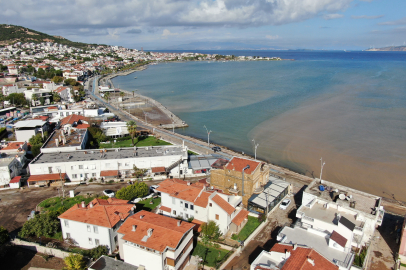FOÇA'DA DENİZİN RENGİ "AL AL" OLDU!