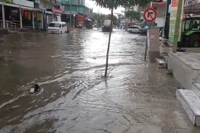 İZMİR’DE KUVVETLİ SAĞANAK: YOLLAR GÖLE DÖNDÜ EVLERİ SU BASTI