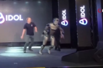 YAPAY ZEKALI RUS ROBOTU SAHNEDE YERE DÜŞTÜ