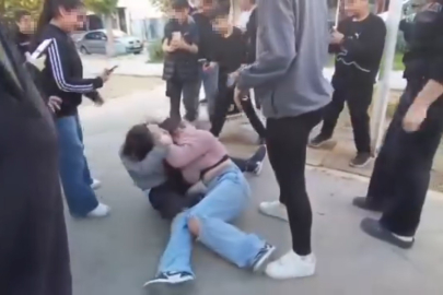 ORTAOKULLU KIZLAR BİRBİRİNE GİRDİ, ARKADAŞLARI VİDEOYA ÇEKTİ