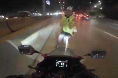 SOL ŞERİDİN DE SOLUNDAN GİDEN SÜRÜCÜ POLİSE BÖYLE ÇARPTI