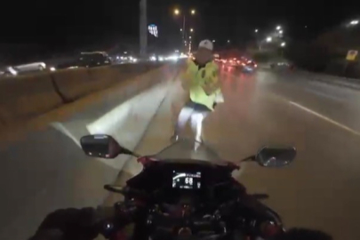 SOL ŞERİDİN DE SOLUNDAN GİDEN SÜRÜCÜ POLİSE BÖYLE ÇARPTI