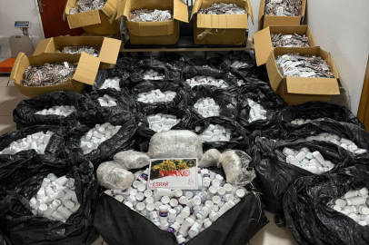 İZMİR'DE ZEHİR DEPOSUNA BASKIN: MİLYONLARCA HAP YAKALANDI