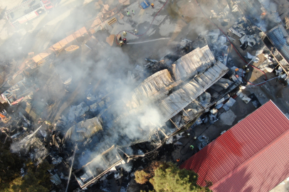 ŞANTİYEDE BÜYÜK YANGIN: 5 KONTEYNER VE 2 ARAÇ KÜLE DÖNDÜ