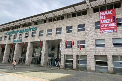 ÜCRETLERİNİ ALAMAYINCA BELEDİYE BİNASINA PANKART ASTILAR