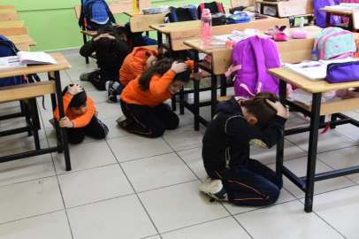 BURSA'DA ÖĞRENCİLER OLASI AFETLERE HAZIRLANIYOR