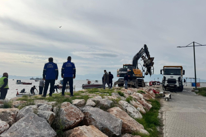 KARŞIYAKA’DAKİ KAÇAK İSKELELER YIKILIYOR