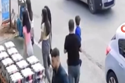 TERS YÖNDEN GELEN FORKLİFT BABA VE ÇOCUKLARINA ÇARPTI