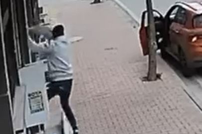 BALKONA TIRMANIP CİNS KEDİYİ ÇALDI: O ANLAR KAMERADA