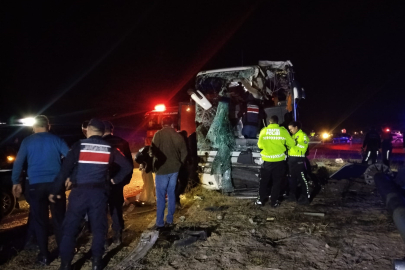 DENİZLİ- UŞAK YOLUNDA OTOBÜS İLE MİNİBÜS ÇARPIŞTI: 10 YARALI