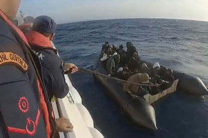 İZMİR'DE BİR UMUDUN PEŞİNDE LASTİK BOTTA 25 KİŞİ...