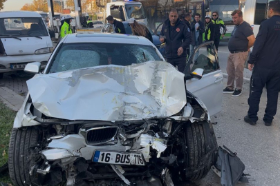 BURSA ŞEHİR MERKEZİNDE 'YARIŞ KAZASI': 13 YARALI
