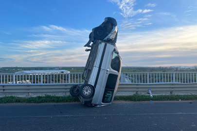 KÖPRÜDE İLGİNÇ KAZA: ARAÇ, BAGAJ KAPAĞI ÜZERİNDE DURDU