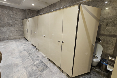 AVM'DE BİR KADIN TUVALET KABİNİNİN ALTINDAN GÖRÜNTÜLENDİ