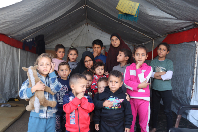 5 ÇOCUĞUNU KAYBEDEN FİLİSTİNLİ KADIN, 36 TORUNUNA BAKIYOR