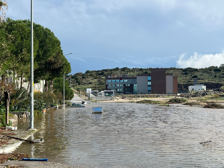 Dikili'de sel nedeniyle araçlar sular altında kaldı