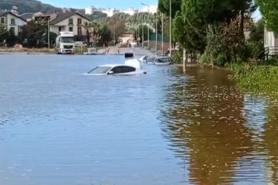 İZMİR'DEKİ O GÜZELİM İLÇEYİ DE SEL VURDU: ARAÇLAR SU ALTINDA