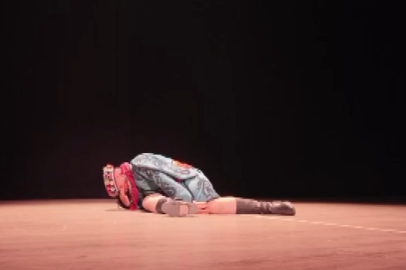 ZEYBEK OYNAYAN DANSÇI ANİDEN YIĞILIP KALDI