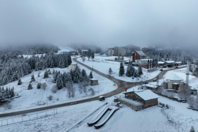 KAR KALINLIĞI 10 SANTİMETREYE ULAŞTI: ULUDAĞ BEYAZA BÜRÜNDÜ