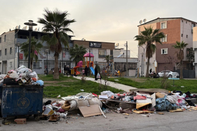 BUCA'DA PARKLARDA BİRİKEN ÇÖP DAĞLARI VATANDAŞI BEZDİRDİ