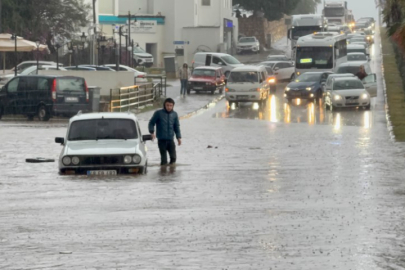 BODRUM ’DA SAĞANAK HAYATI FELÇ ETTİ: SOKAKLAR GÖLE DÖNDÜ