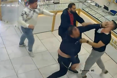 İZMİR ’DE KUYUMCU KAVGASI: TEKMELER TOKATLAR HAVADA UÇUŞTU