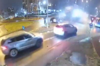 KAVŞAĞA ÇARPAN ARAÇ HAVALANDI: İKİ ARACIN ÜSTÜNDEN ATLADI