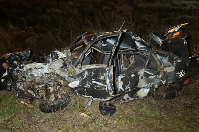 UŞAK'TA OTOMOBİL ŞARAMPOLE DEVRİLDİ: 2 ÖLÜ, 1 YARALI