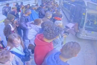BAYILAN GENÇ KIZ METROBÜSÜN ÖNÜNE DÜŞTÜ: FACİADAN DÖNÜLDÜ