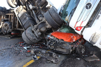 BUZDA KAYAN 2 TIR, OTOMOBİLİN ÜZERİNE DEVRİLDİ