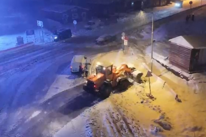 ULUDAĞ'DA EKİPLERİN KAR MESAİSİ BAŞLADI