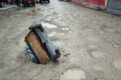 ADANA'DA ÇÖKEN YOLA KANEPE KOLLU ÖNLEM