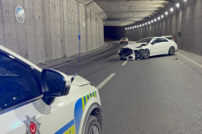 ALKOLLÜ KAZA YAPTI: MERCEDES PERT OLDU!