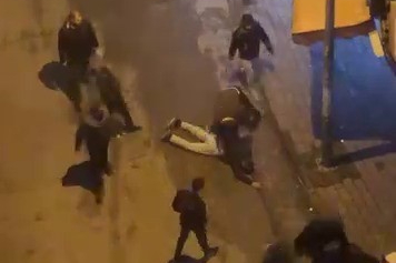 BURSA'DA DÖVDÜKLERİ ADAMI YERDE DEFALARCA TEKMELEDİLER