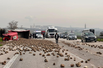BURSA'DA ŞEKER PANCARI YÜKLÜ TIR DEVRİLDİ: 5 YARALI