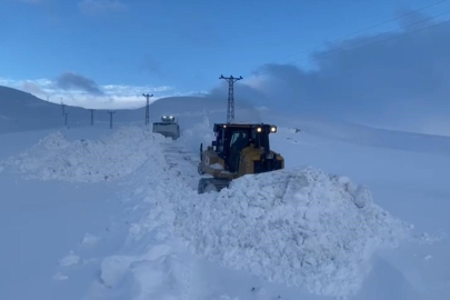 KAR KALINLIĞI 1 METREYİ GEÇTİ: DOZER BİLE KARA GÖMÜLDÜ