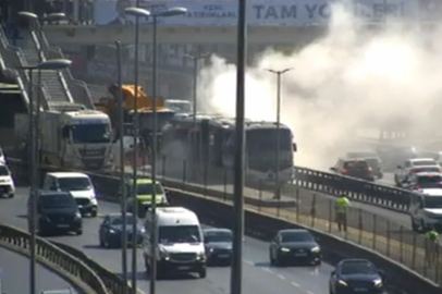 KÜÇÜKÇEKMECE’DE METROBÜSÜN MOTOR KISMINDA YANGIN ÇIKTI