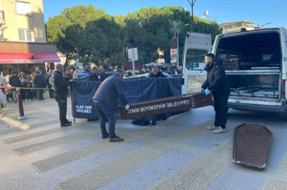 BELEDİYEYE AİT ÇÖP KAMYONU YAYA GEÇİDİNDE KADINA ÇARPTI