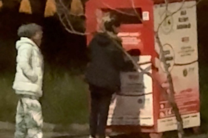 BOLU'DA GİYSİ KUMBARASINDAN KIYAFET HIRSIZLIĞI KAMERADA