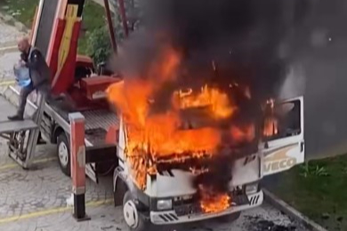 BURSA’DA TAŞINMA SIRASINDA VİNÇLİ KAMYON ALEV ALDI