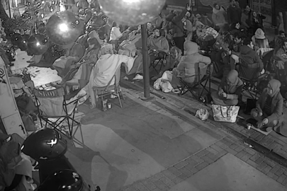 İZMİR'DE KOZMETİK İNDİRİM NÖBETİ: SOKAKTA SABAHLADILAR