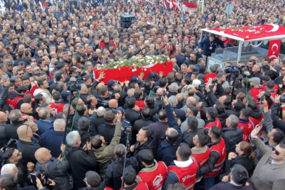 MANİSA İLK KADIN BELEDİYE BAŞKANINI GÖZYAŞLARIYLA UĞURLADI