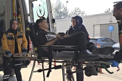 BURSA'DA ELİNİ YANLIŞLIKLA TAHTAYA ÇİVİLEDİ