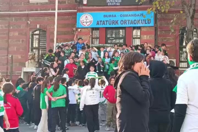 BURSA’DA ÖĞRENCİLER BURSASPOR FORMALARIYLA OKULA GİTTİ