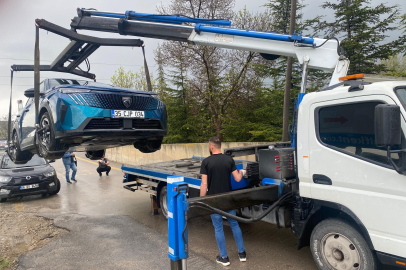 ARABANIN YANINA YILDIRIM DÜŞTÜ, MİLYONLUK ARAÇ TELEF OLDU