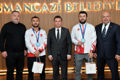 OSMANGAZİ BELEDİYESİ KİCKBOKSTA TARİH YAZAN KARDEŞLERİ AĞIRLADI