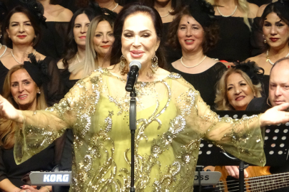 TÜRKAN ŞORAY İYİLİK KOROSU İLE MERSİN’DE SAHNE ALDI