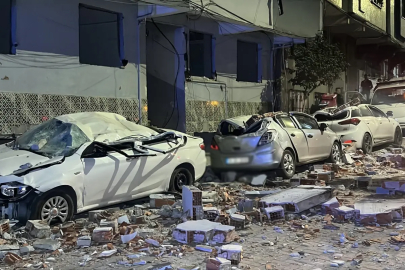 BOŞ BİNANIN ÇATISINDAN KOPAN BETONLAR ARAÇLARI TELEF ETTİ