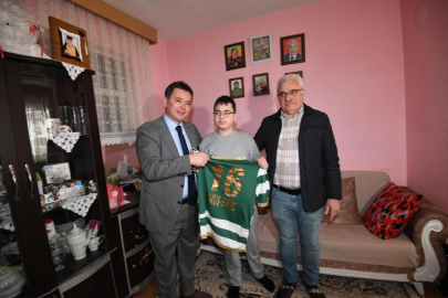 BAŞKAN AYDIN’DAN OTİZMLİ YUNUS EMRE’YE DOĞUM GÜNÜ SÜRPRİZİ