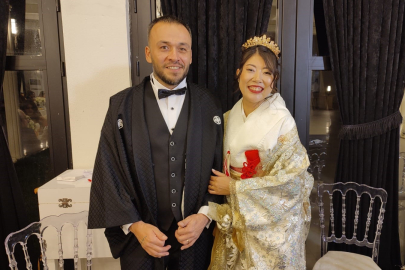 JAPON GELİN VE TÜRK DAMAT KONUKLARINI KİMONOYLA KARŞILADI